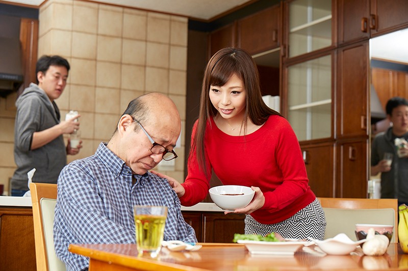 h_910vrtm00263♡巨尻|子作りに積極的なデカ尻義母の卑猥なフェラ尻に息子の理性は崩壊！暴発して熟睡している父の横で愛液溢れる義母マ○コに即ハメ生挿入！欲求不満なカラダは息子の激ピストンで何度も悶絶絶頂！父に代わって着床するまで何度も中出し！